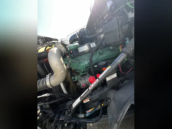 2018 VOLVO VNL64T-300
