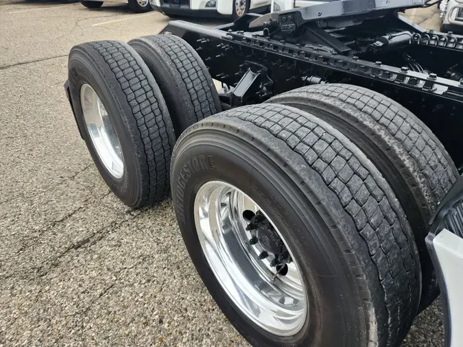 2023 VOLVO VNL64T860