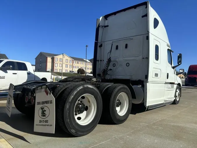 2020 Freightliner Cascadia 126