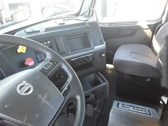 2019 VOLVO VNL64T-300