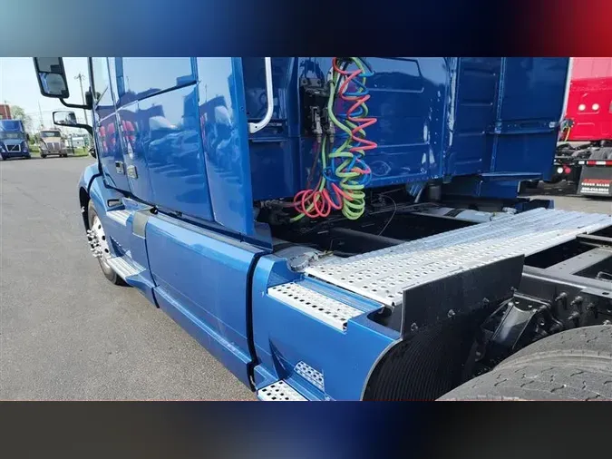 2023 VOLVO VNL760