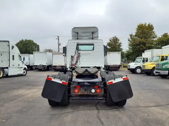2019 VOLVO VNL64T-300