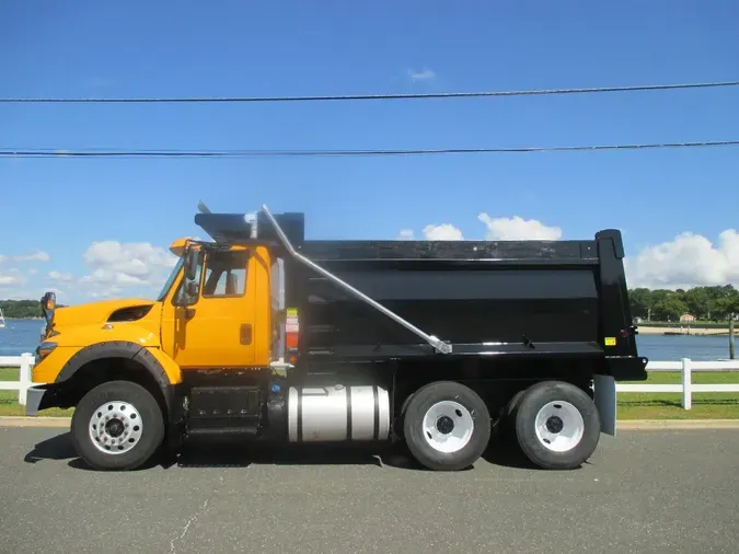 2017 INTERNATIONAL 7400 6X4