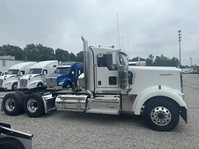 2025 Kenworth W900