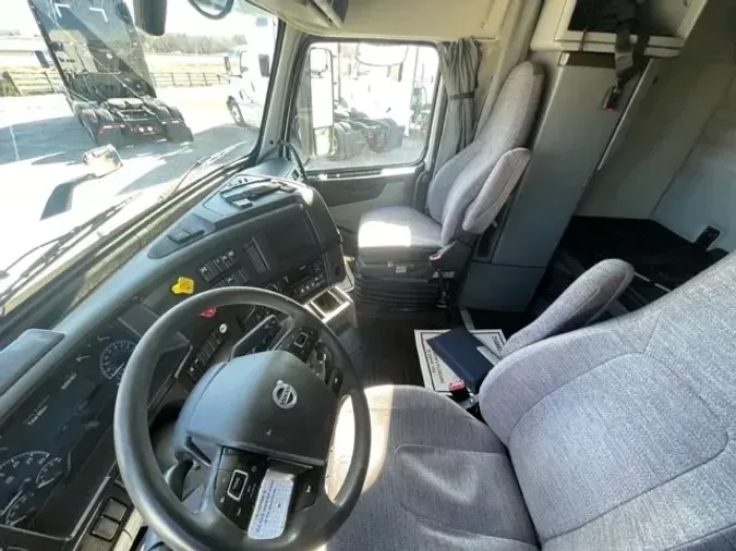 2019 VOLVO VNR64T640