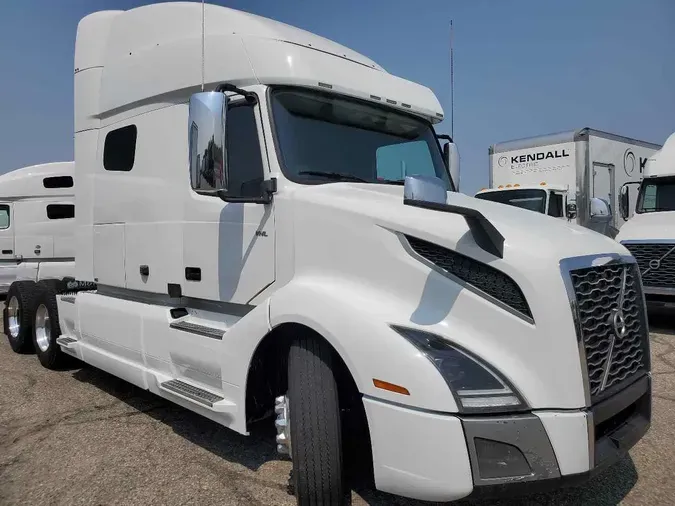 2020 VOLVO VNL64T740