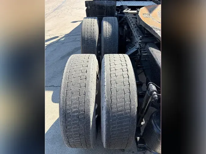 2023 VOLVO VNL64T300