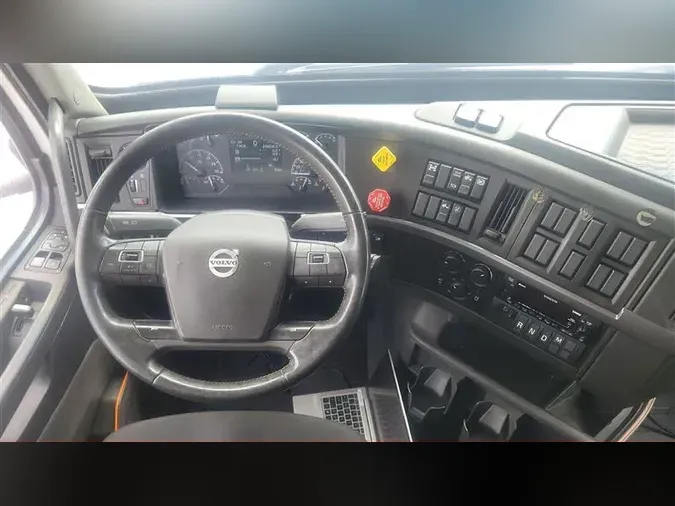 2022 VOLVO VNL740