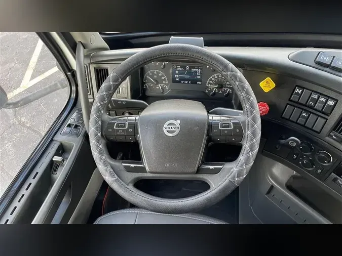 2020 VOLVO VNR640