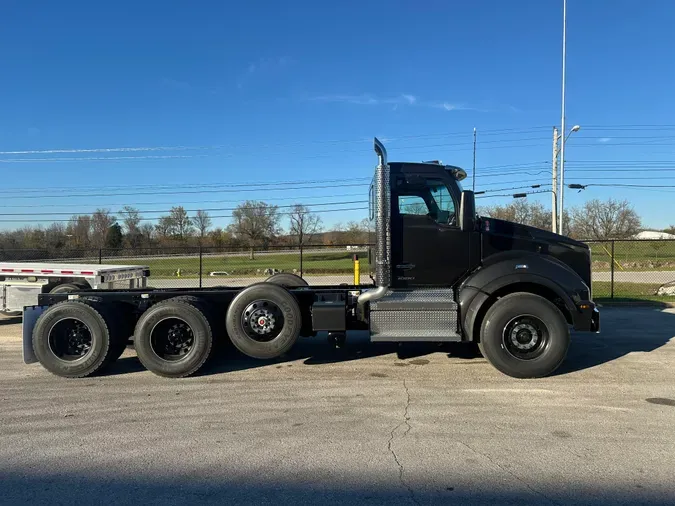 2025 Kenworth T880