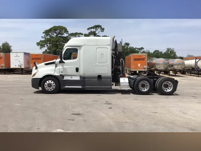 2020 Freightliner Cascadia 126