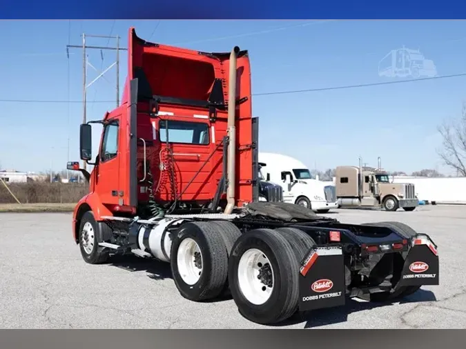 2022 VOLVO VNR64T300