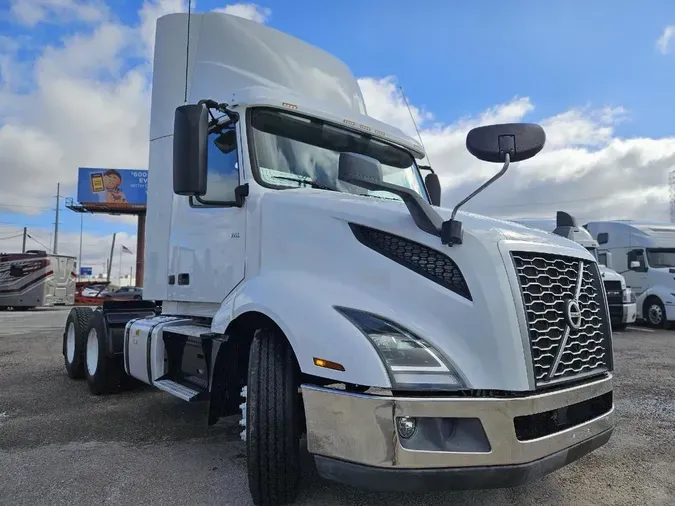 2019 VOLVO VNL64T300