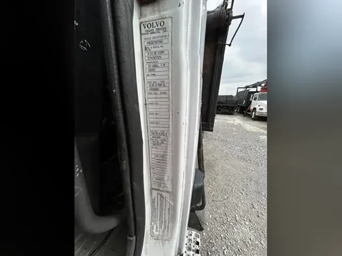 2005 VOLVO VHD84F200