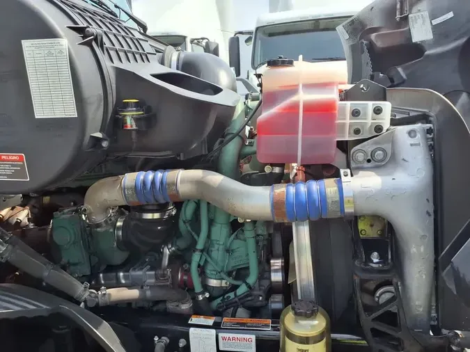 2020 VOLVO VNR64T-640