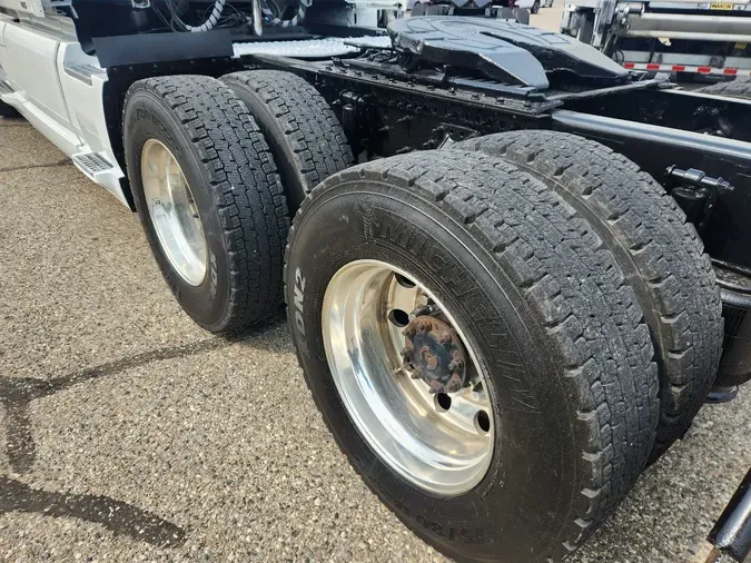 2019 VOLVO VNL64T740
