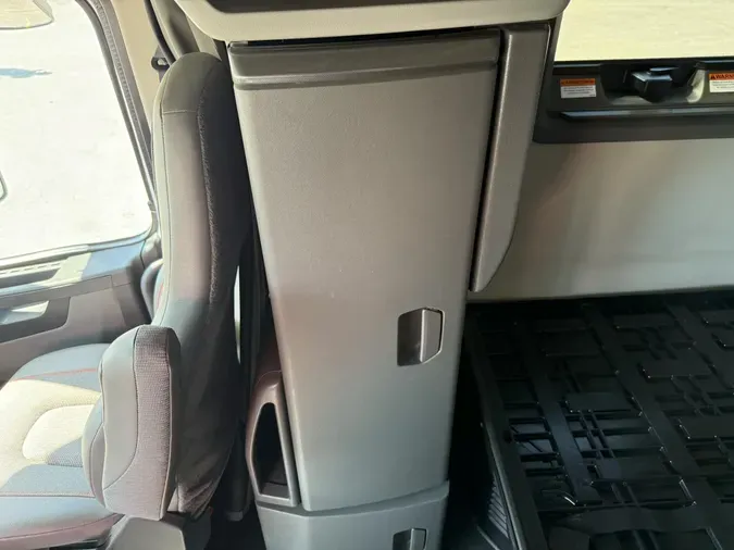 2023 VOLVO VNL64T760