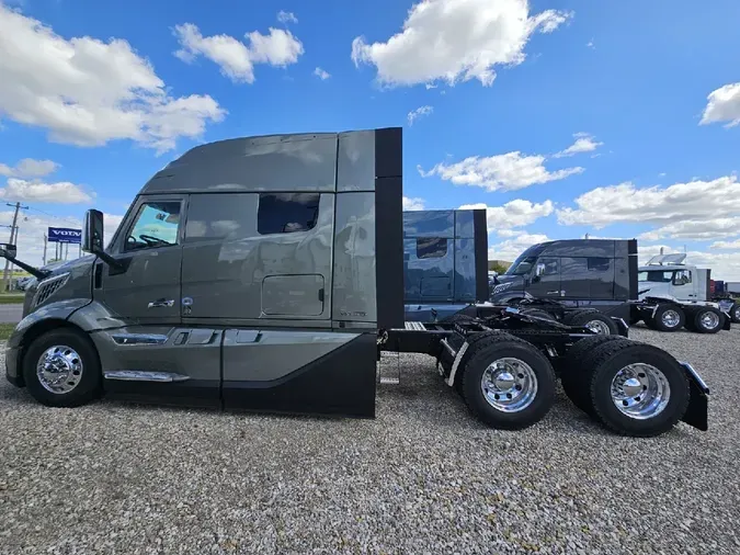 2025 VOLVO VNL64TV04