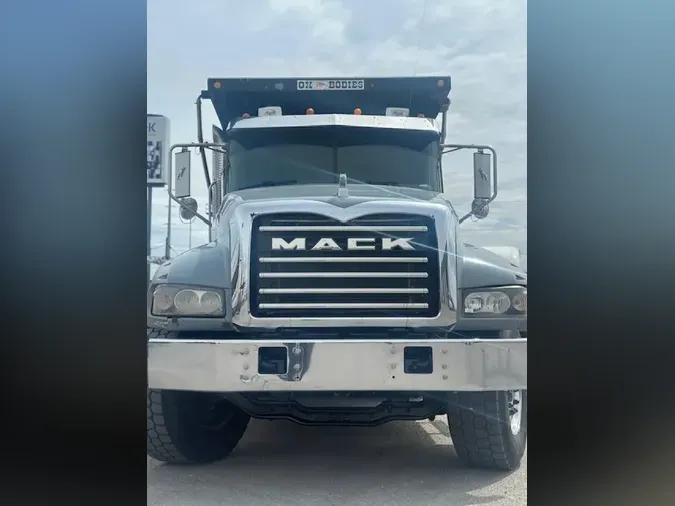 2017 MACK GU713