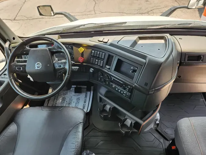 2019 VOLVO VNR64T640