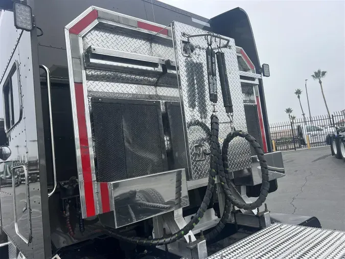 2023 Peterbilt 389