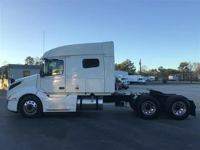 2021 VOLVO VNL740