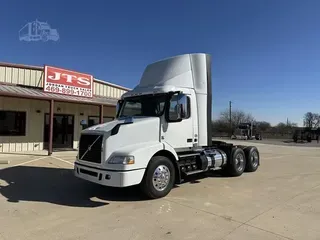 2017 VOLVO VNM64T200