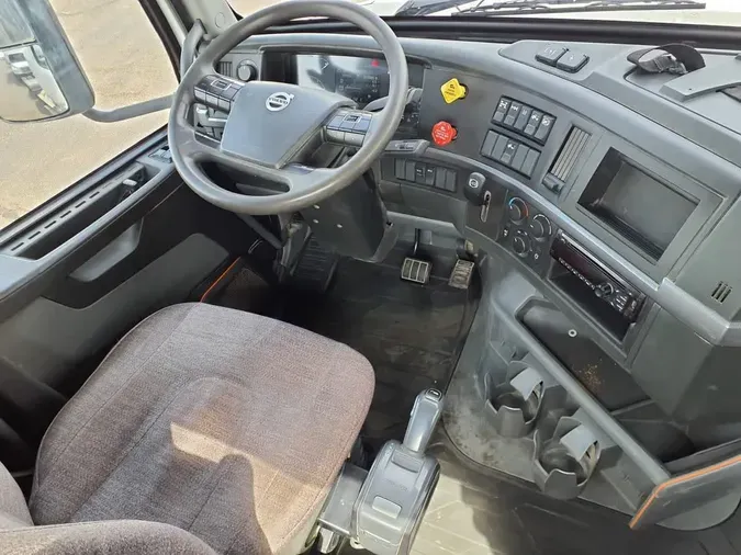 2019 VOLVO VNL64T-300