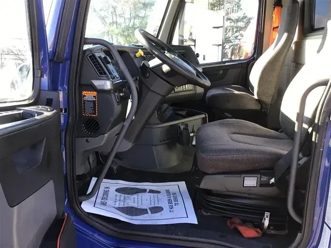 2019 VOLVO VNR300