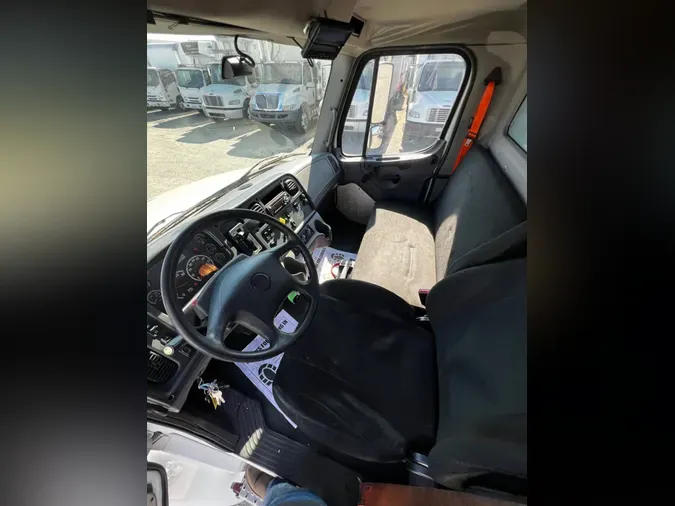 2018 FREIGHTLINER M2 106