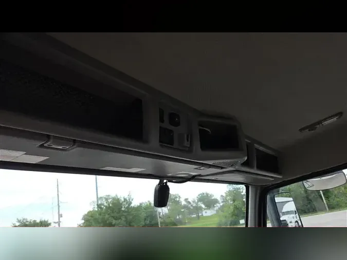2021 VOLVO VNR64T300