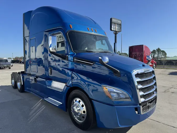 2020 Freightliner Cascadia 126