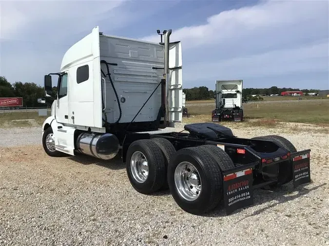 2019 VOLVO VNL740