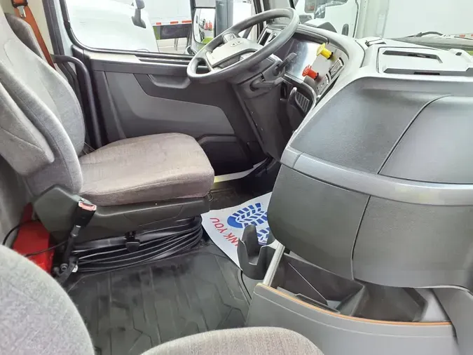 2019 VOLVO VNL64T-300