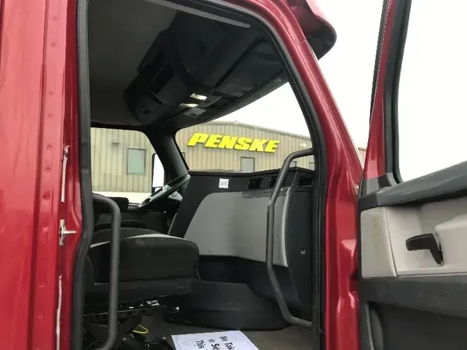 2018 Freightliner T12664ST