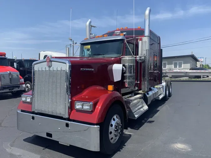 2025 Kenworth W900