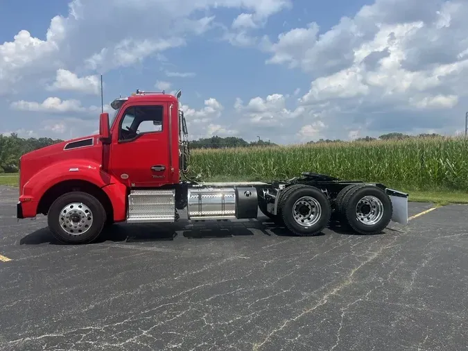 2025 Kenworth T880