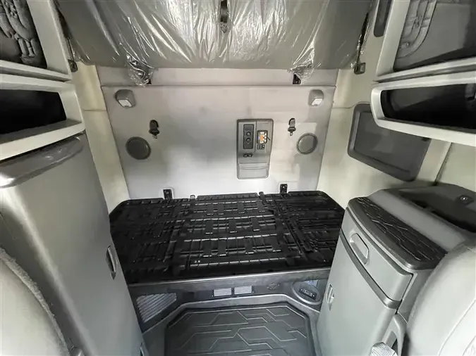 2022 VOLVO VNL760