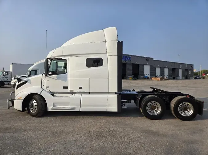 2022 VOLVO VNL64T740