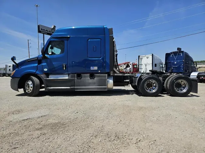 2021 FREIGHTLINER Cascadia 126
