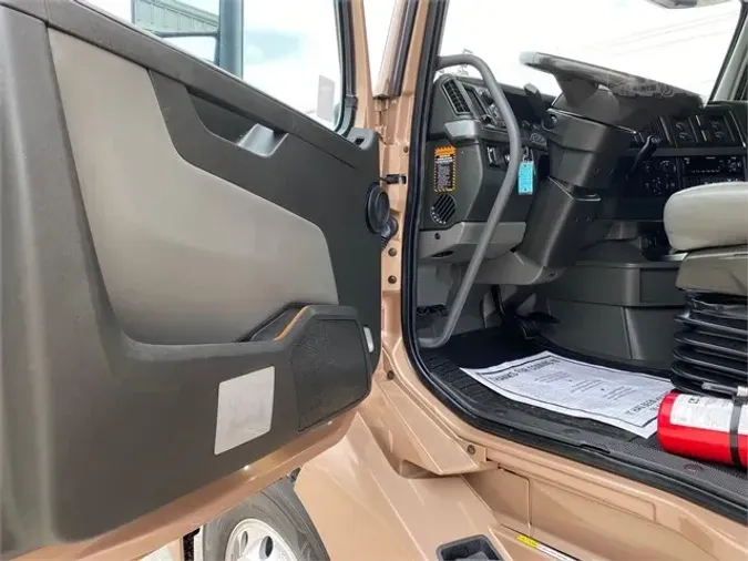 2019 VOLVO VNL64T760
