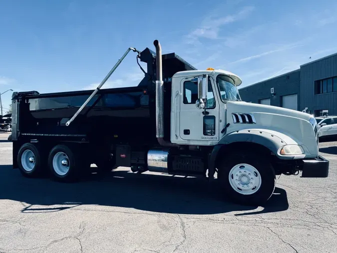 2015 MACK GU813