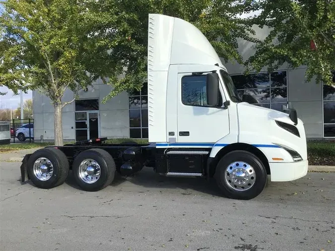 2020 VOLVO VNR300