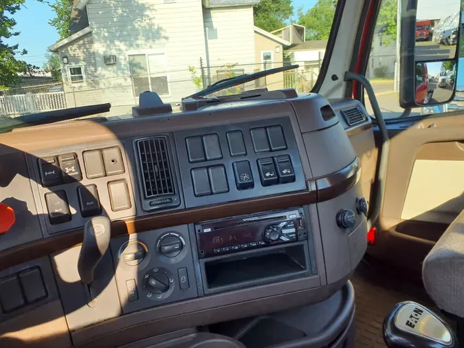 2017 VOLVO VNL64TRACTOR