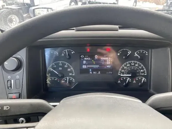 2023 Volvo VNR64T400