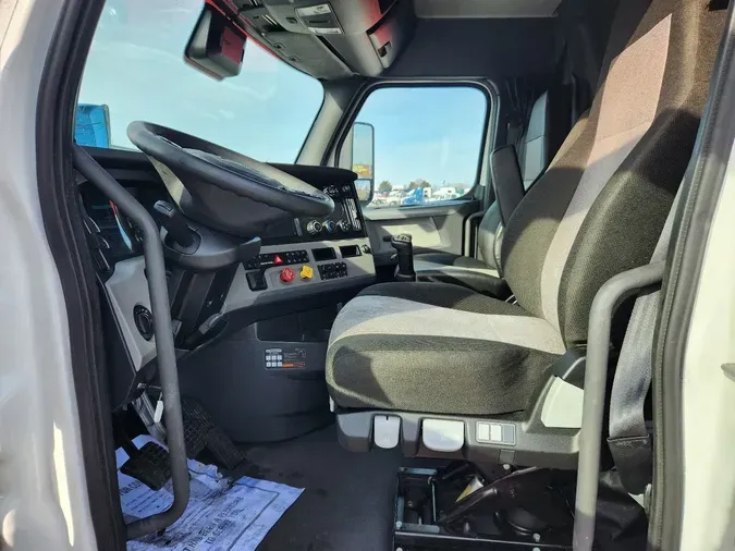 2021 FREIGHTLINER Cascadia 126