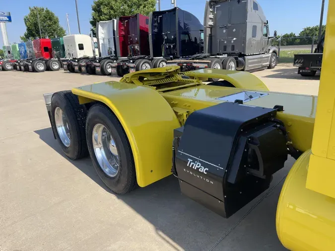 2023 Peterbilt 389
