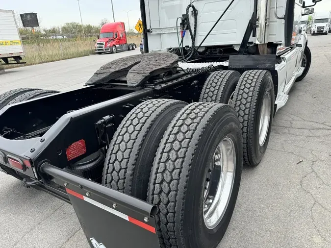 2021 VOLVO VNL64T760
