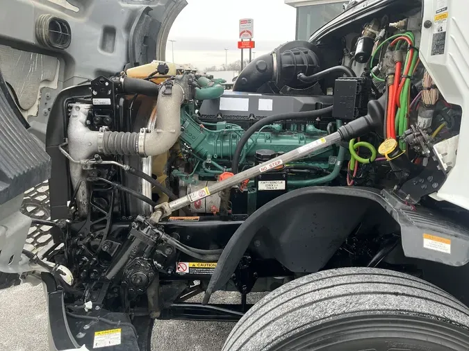 2021 VOLVO VNL64T760