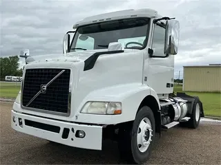 2015 VOLVO VNM42T200